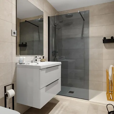 Vivi Homes - Blossom Pool, Gym & Terrace Apartamento